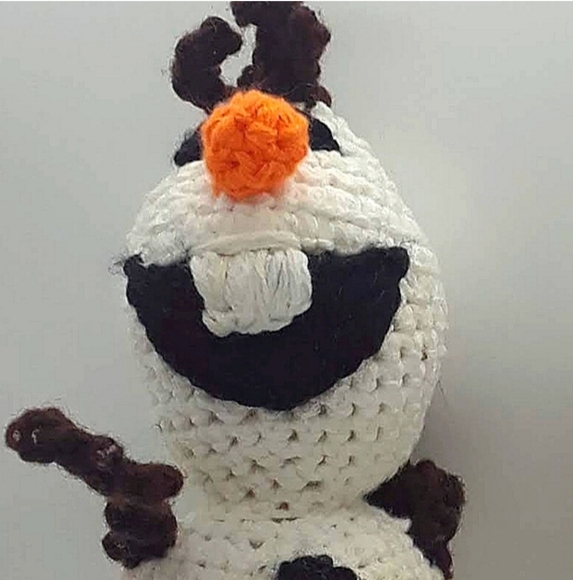 Hand crocheted, Frozen's inspired dolls, Elsa, Anna, and Olaf. Includes  stand, - Picture 9 of 15